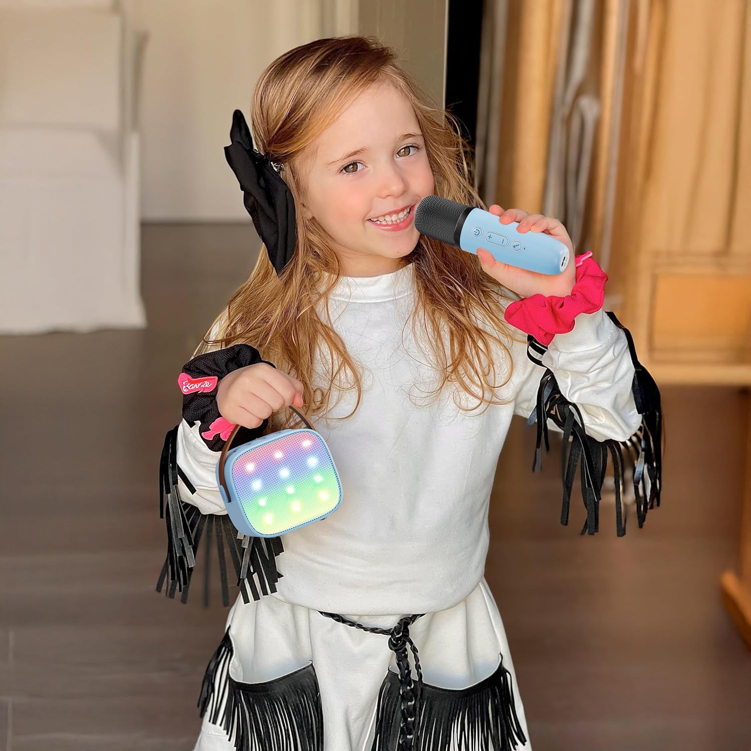 Skanto | Mini machine à karaoké portable avec haut-parleur Bluetooth et 2 microphones sans fil – Veylo
