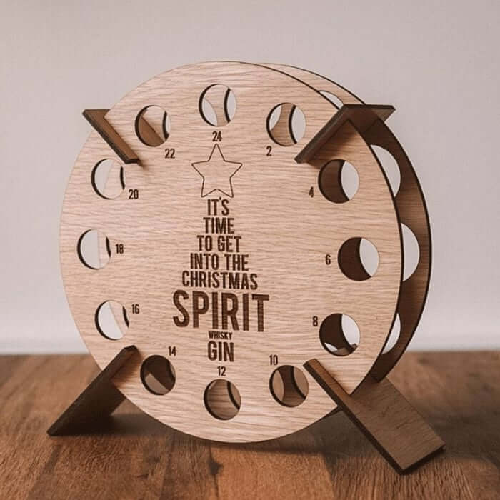 Calendrier de l'Avent en bois | Forme de sapin de Noël | Remplissable avec de la bière, du vin et des mini-bouteilles
