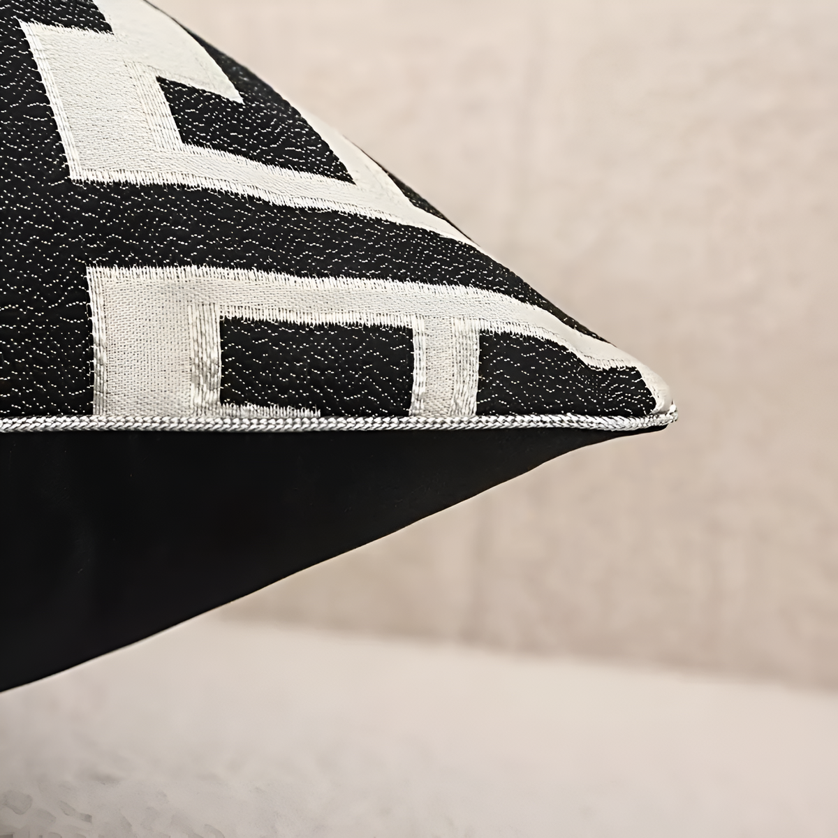 Housse de Coussin de Luxe en Jacquard Géométrique