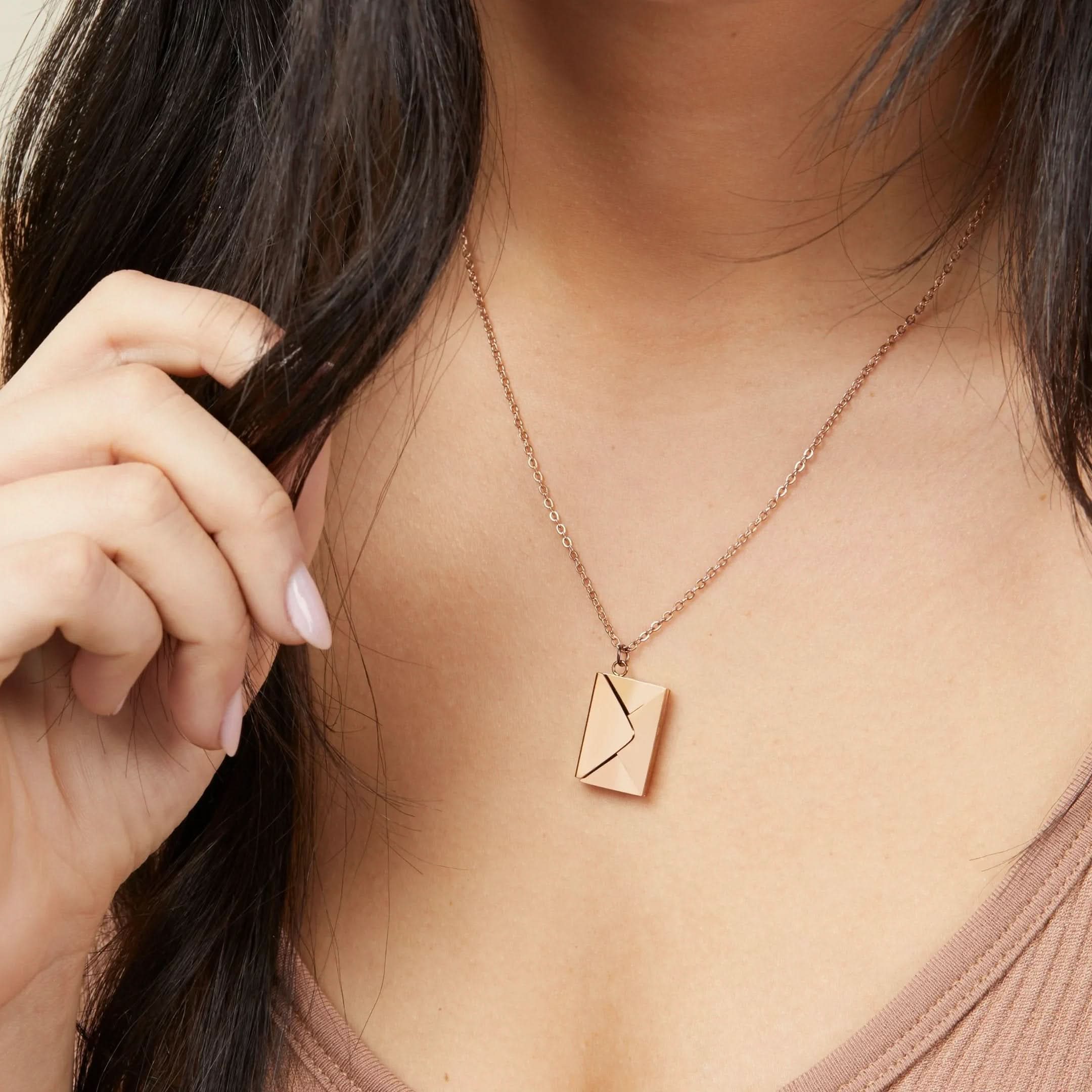 Collier en forme d'enveloppe secrète avec un message d'amour caché
