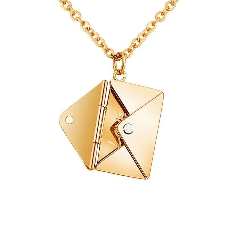 Collier en forme d'enveloppe secrète avec un message d'amour caché