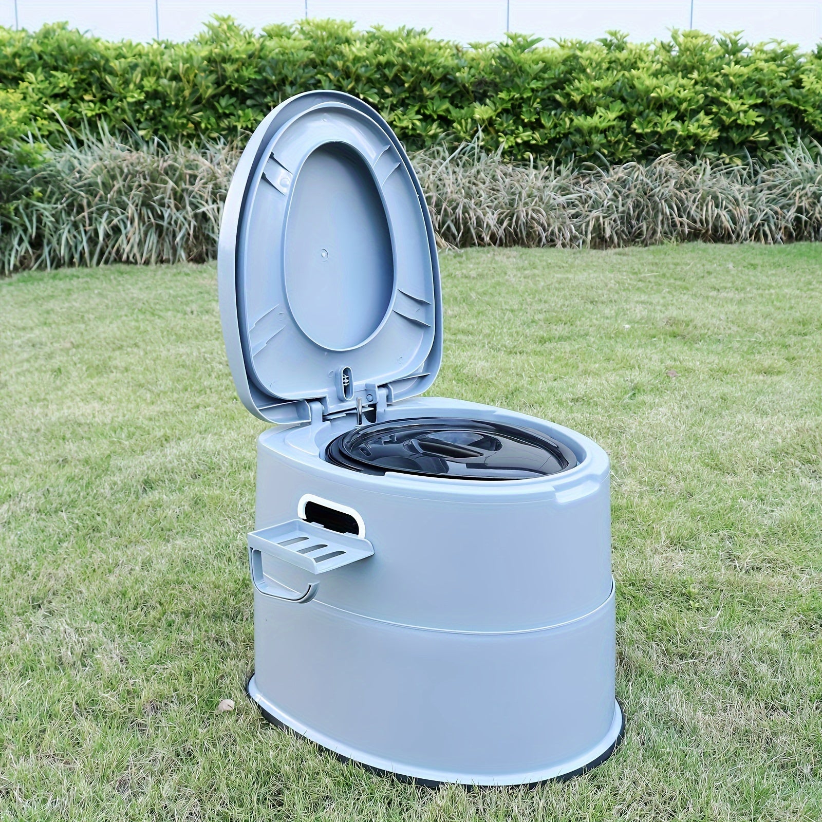 Toilettes Portables Grises en PVC - Confortables et Pratiques pour le Camping et les Situations d'Urgence