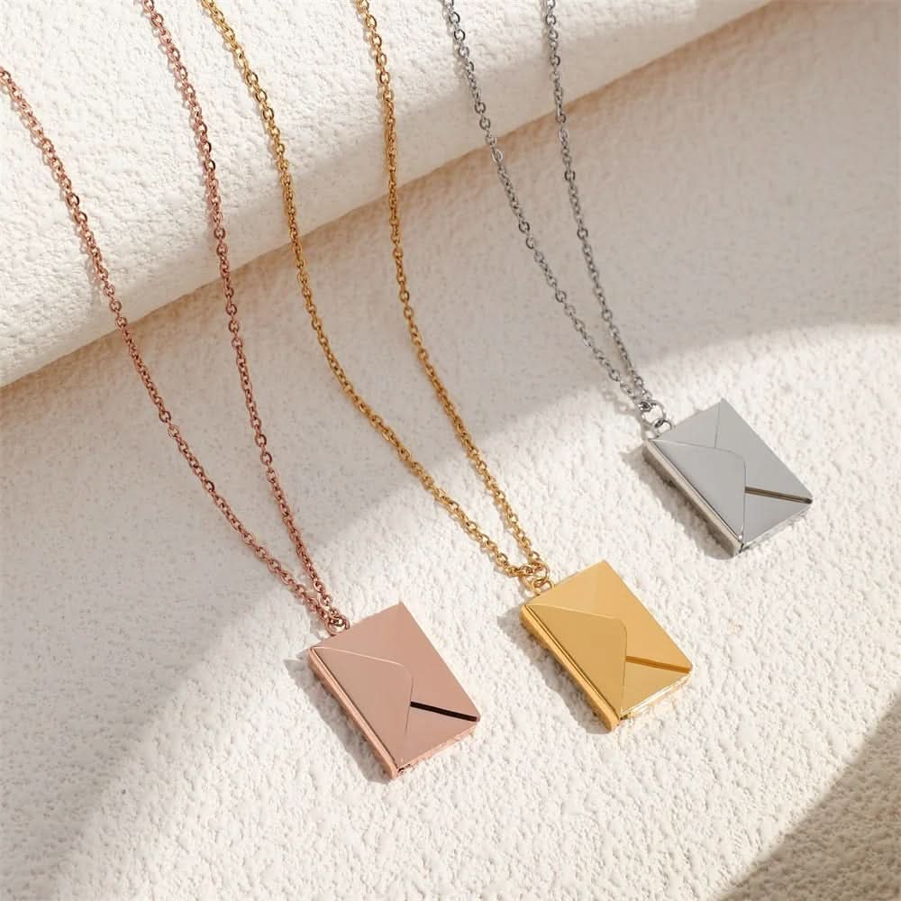 Collier en forme d'enveloppe secrète avec un message d'amour caché