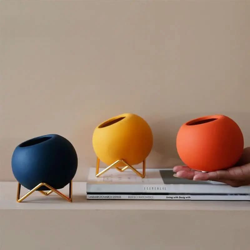 Pot de fleurs en céramique moderne avec support en métal dans des couleurs vives
