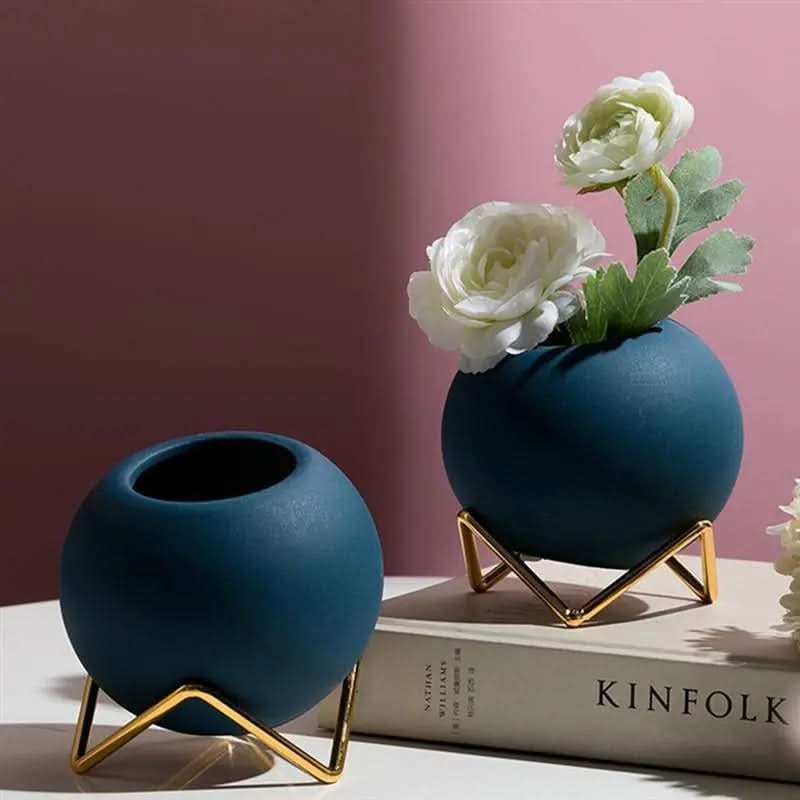 Pot de fleurs en céramique moderne avec support en métal dans des couleurs vives