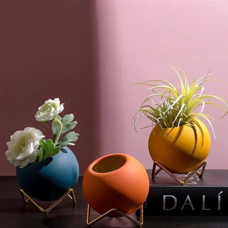 Pot de fleurs en céramique moderne avec support en métal dans des couleurs vives