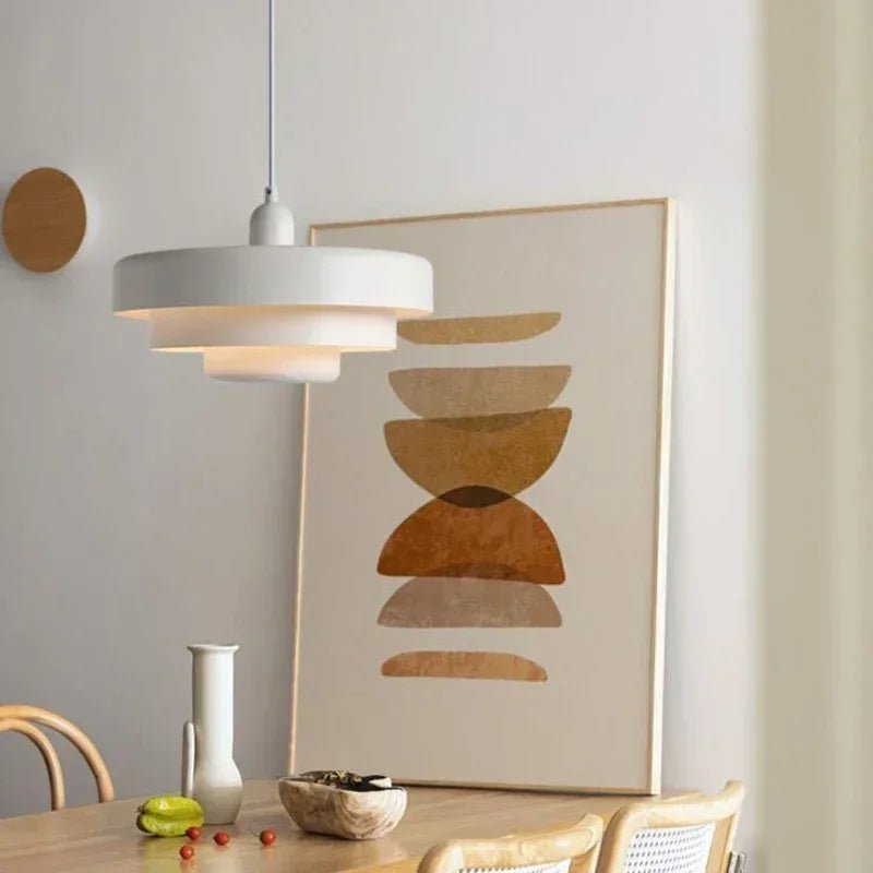 GLOWDEN - Suspension minimaliste nordique en macaron avec finition métallique mate conçue pour un éclairage ambiant doux et cosy dans des intérieurs modernes