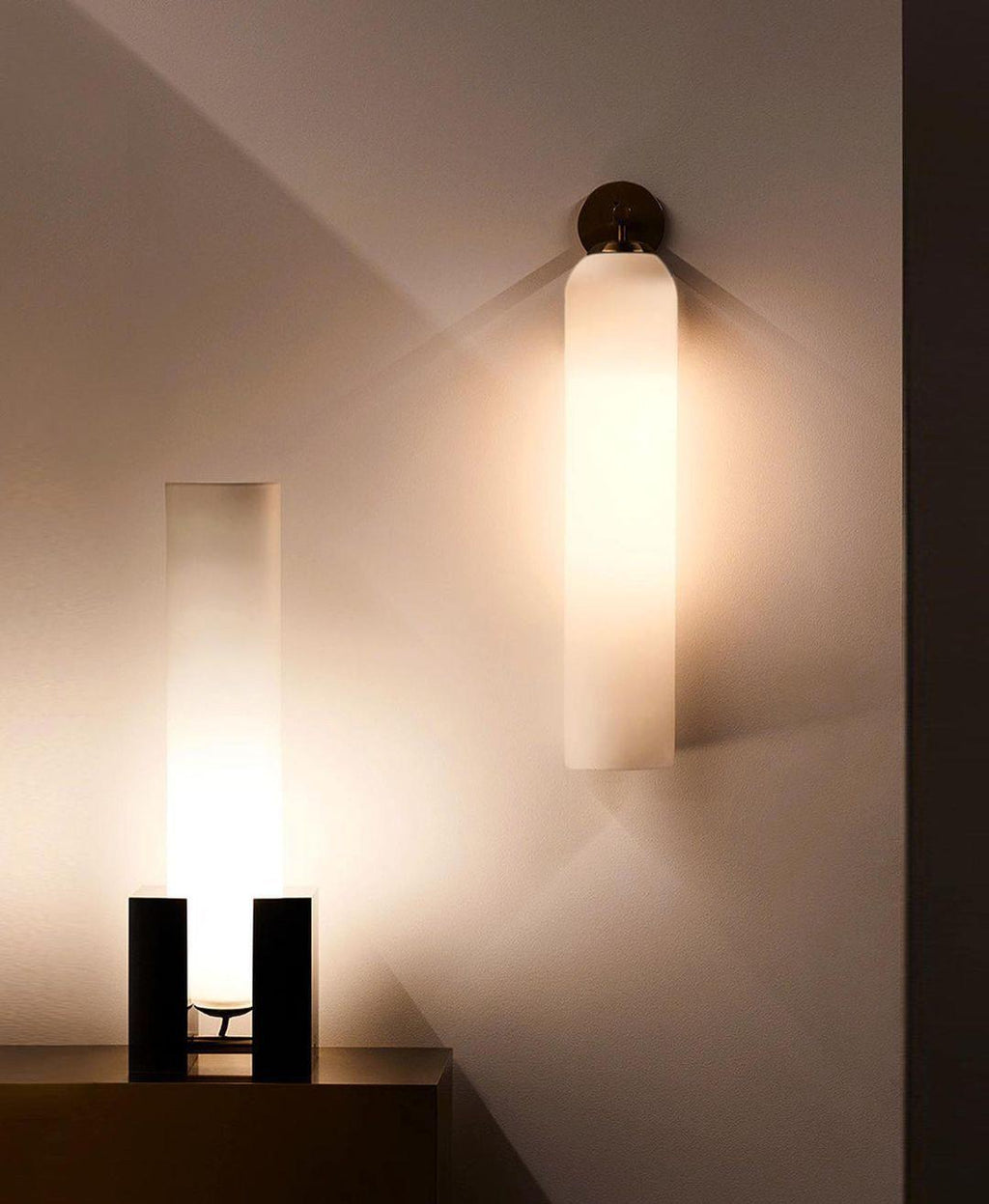 Applique Murale en Verre Cylindrique avec Finition Luxe – Sconce LED Décorative pour Intérieur Moderne