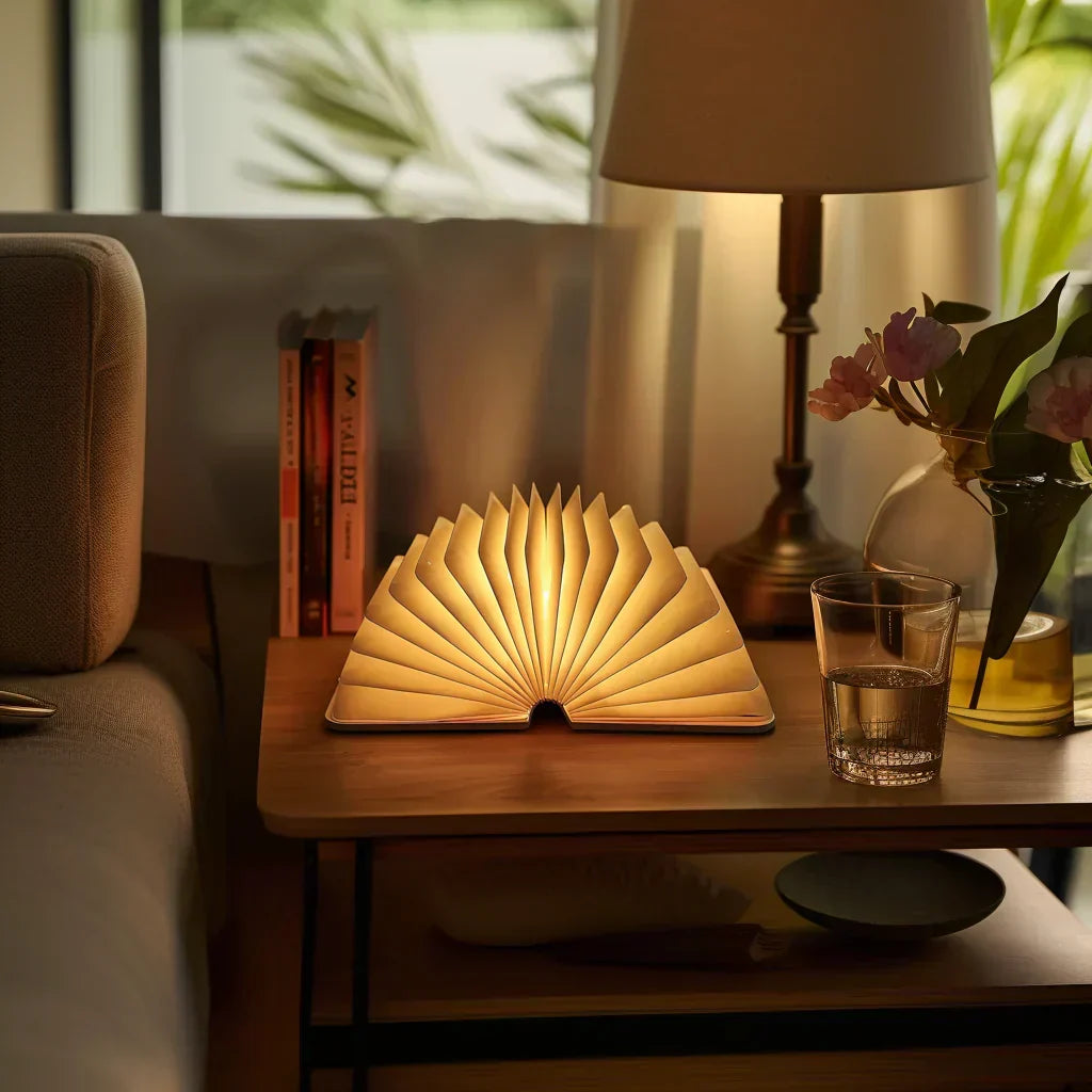 Lampe de table en forme de livre avec des pages dépliantes
