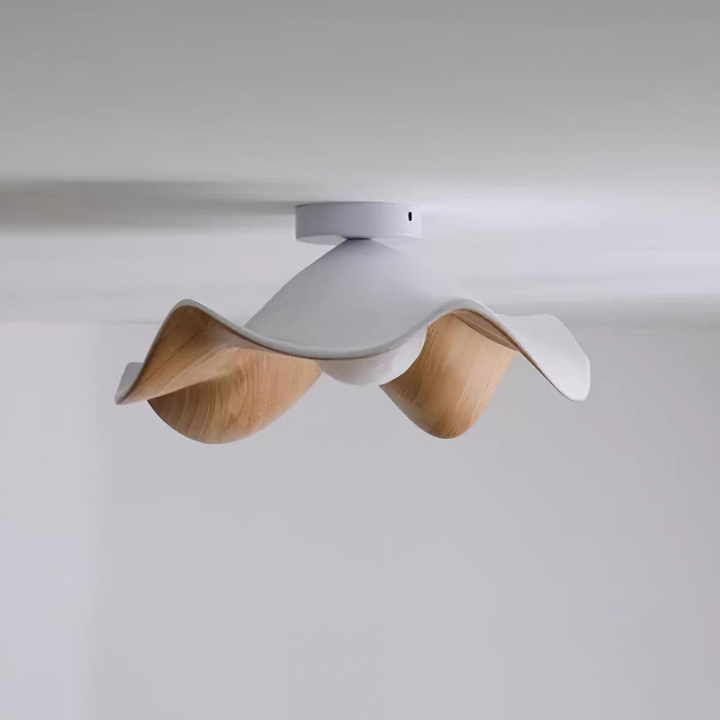 Plafonnier à la forme douce et organique