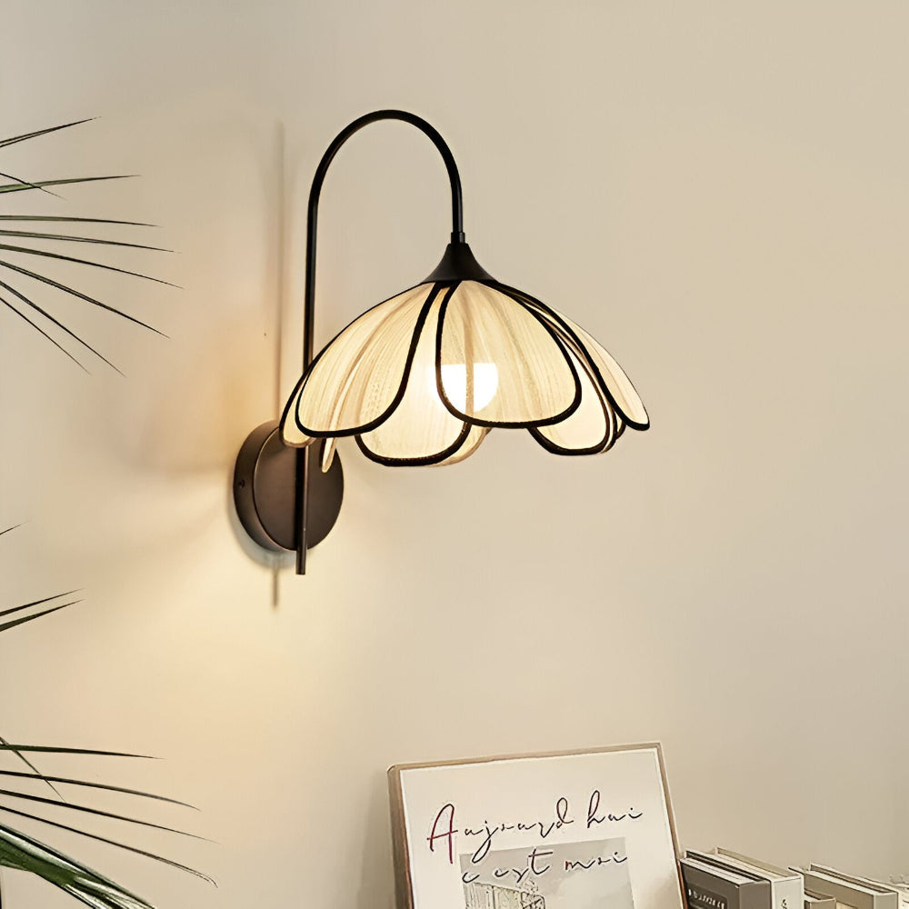 Applique murale en noir et rattan – design floral dans le style Wabi-Sabi