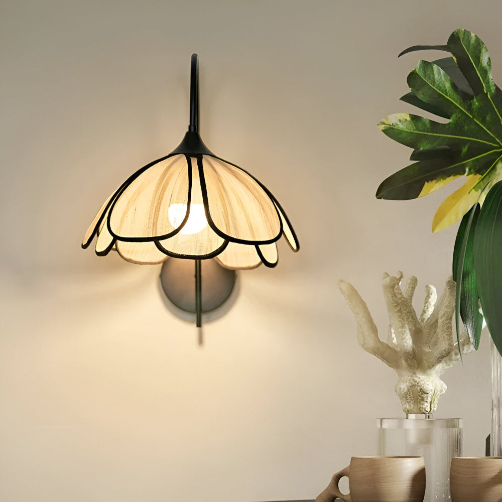 Applique murale en noir et rattan – design floral dans le style Wabi-Sabi