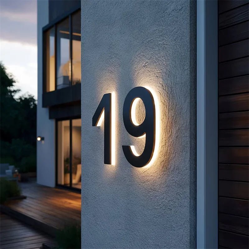 AURANUM - Panneau de numéro de maison LED personnalisable conçu en acier inoxydable et acrylique pour un affichage d'adresse moderne et illuminé