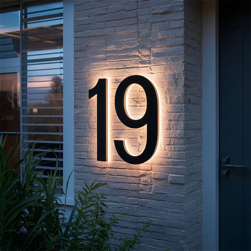 AURANUM - Panneau de numéro de maison LED personnalisable conçu en acier inoxydable et acrylique pour un affichage d'adresse moderne et illuminé