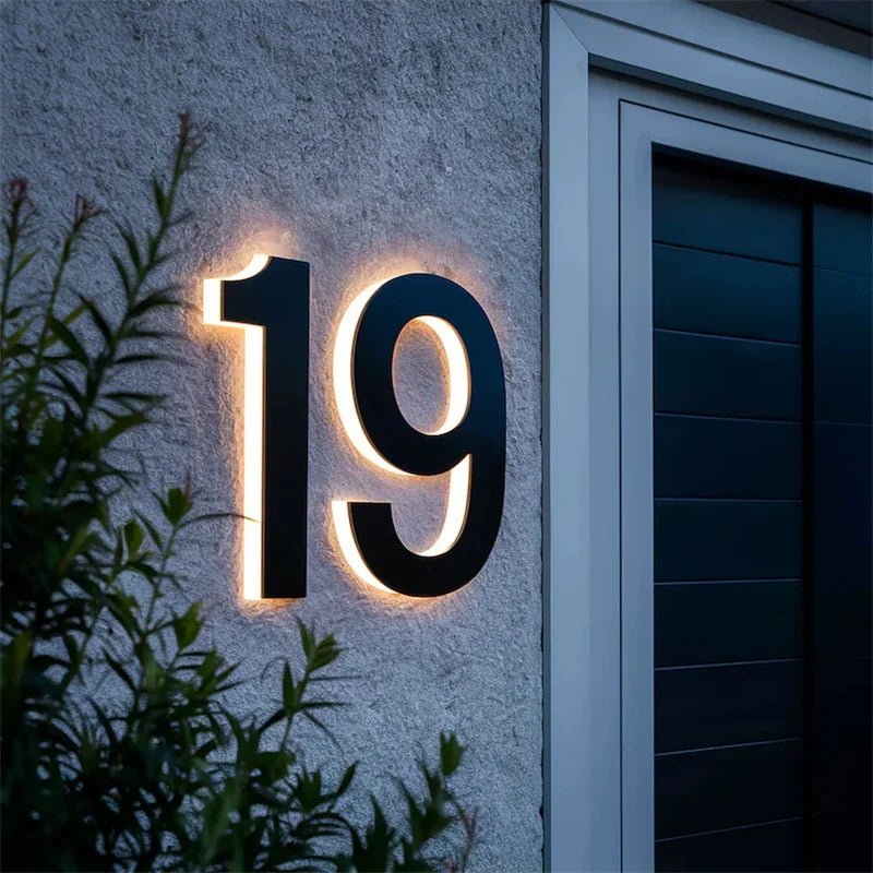 AURANUM - Panneau de numéro de maison LED personnalisable conçu en acier inoxydable et acrylique pour un affichage d'adresse moderne et illuminé