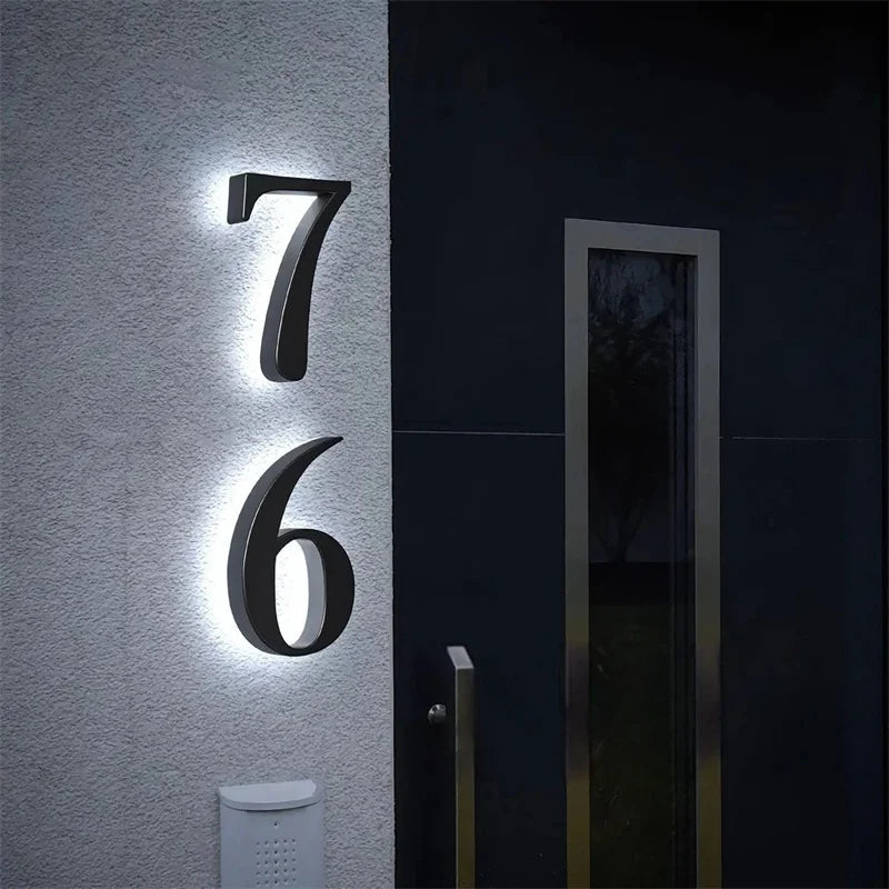 AURANUM - Panneau de numéro de maison LED personnalisable conçu en acier inoxydable et acrylique pour un affichage d'adresse moderne et illuminé