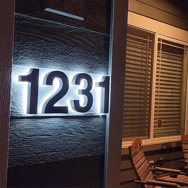 AURANUM - Panneau de numéro de maison LED personnalisable conçu en acier inoxydable et acrylique pour un affichage d'adresse moderne et lumineux