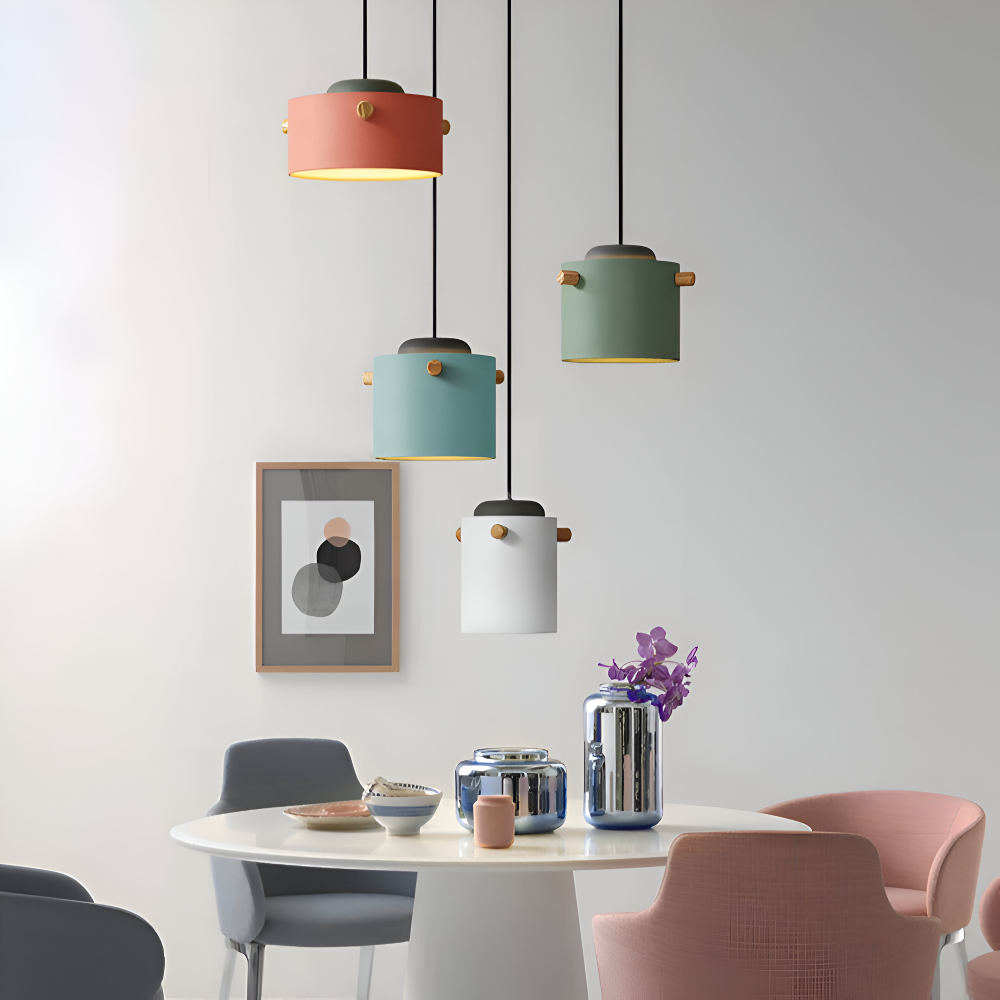 Suspension en bois et métal – design scandinave avec des couleurs