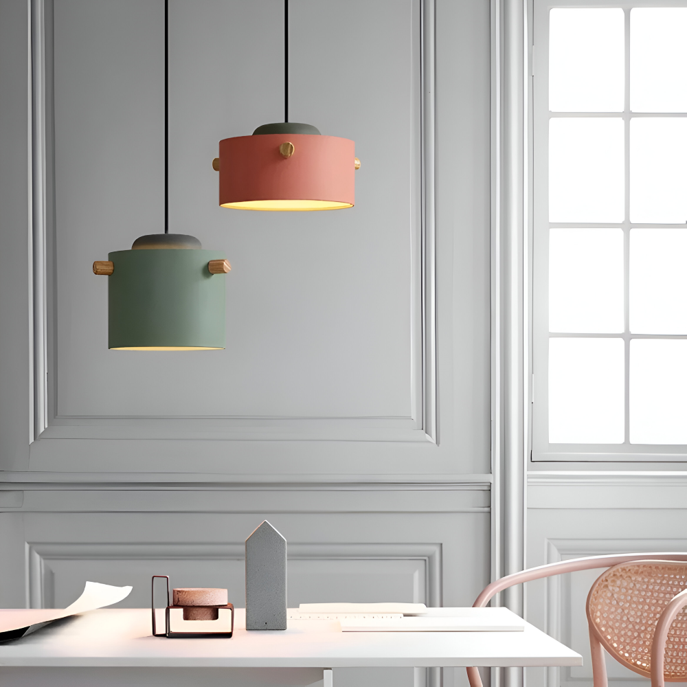 Suspension en bois et métal – design scandinave avec des couleurs