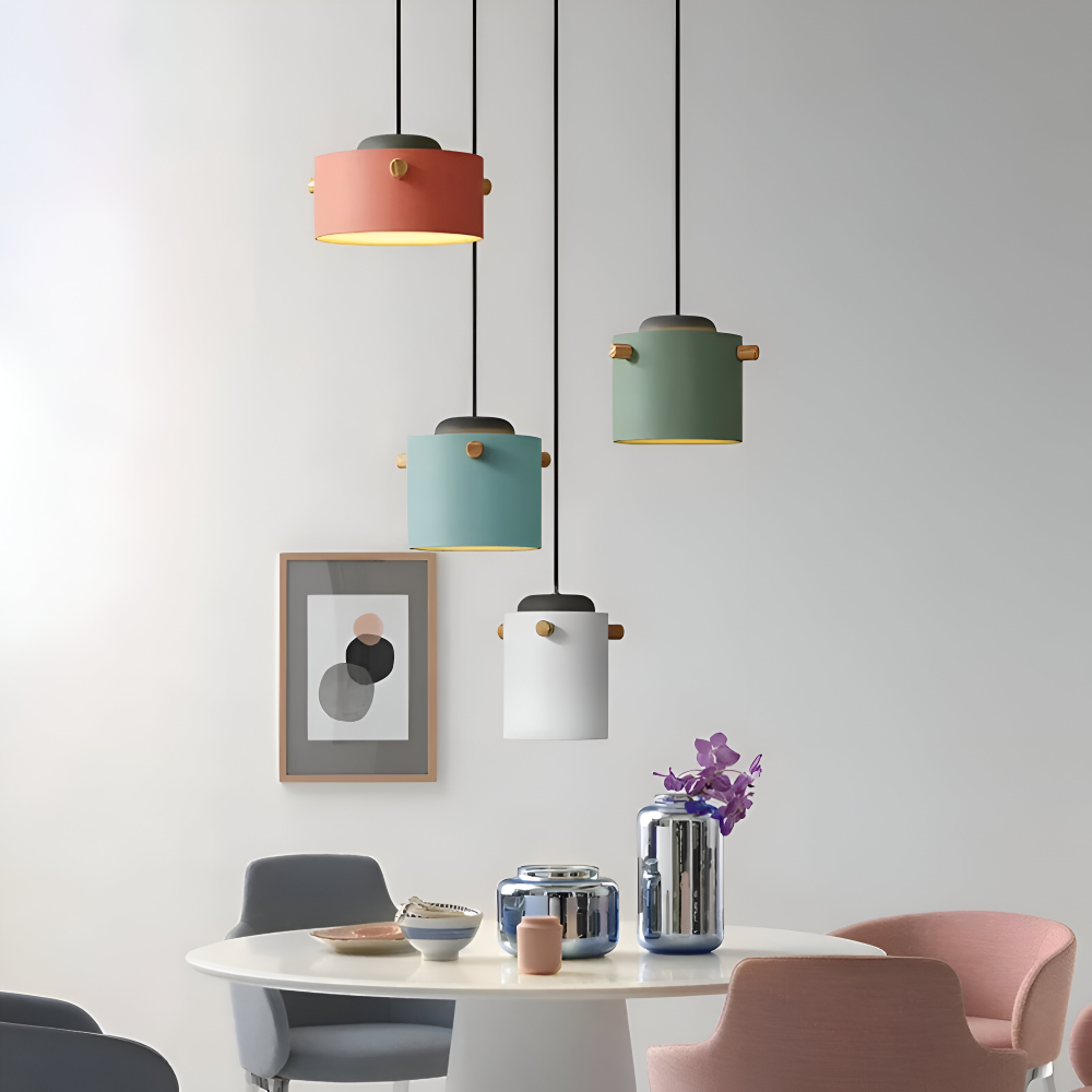 Suspension en bois et métal – design scandinave avec des couleurs