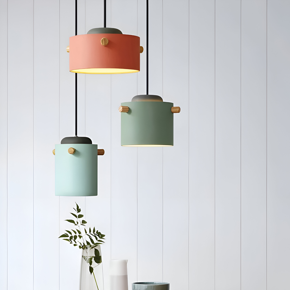Suspension en bois et métal – design scandinave avec des couleurs