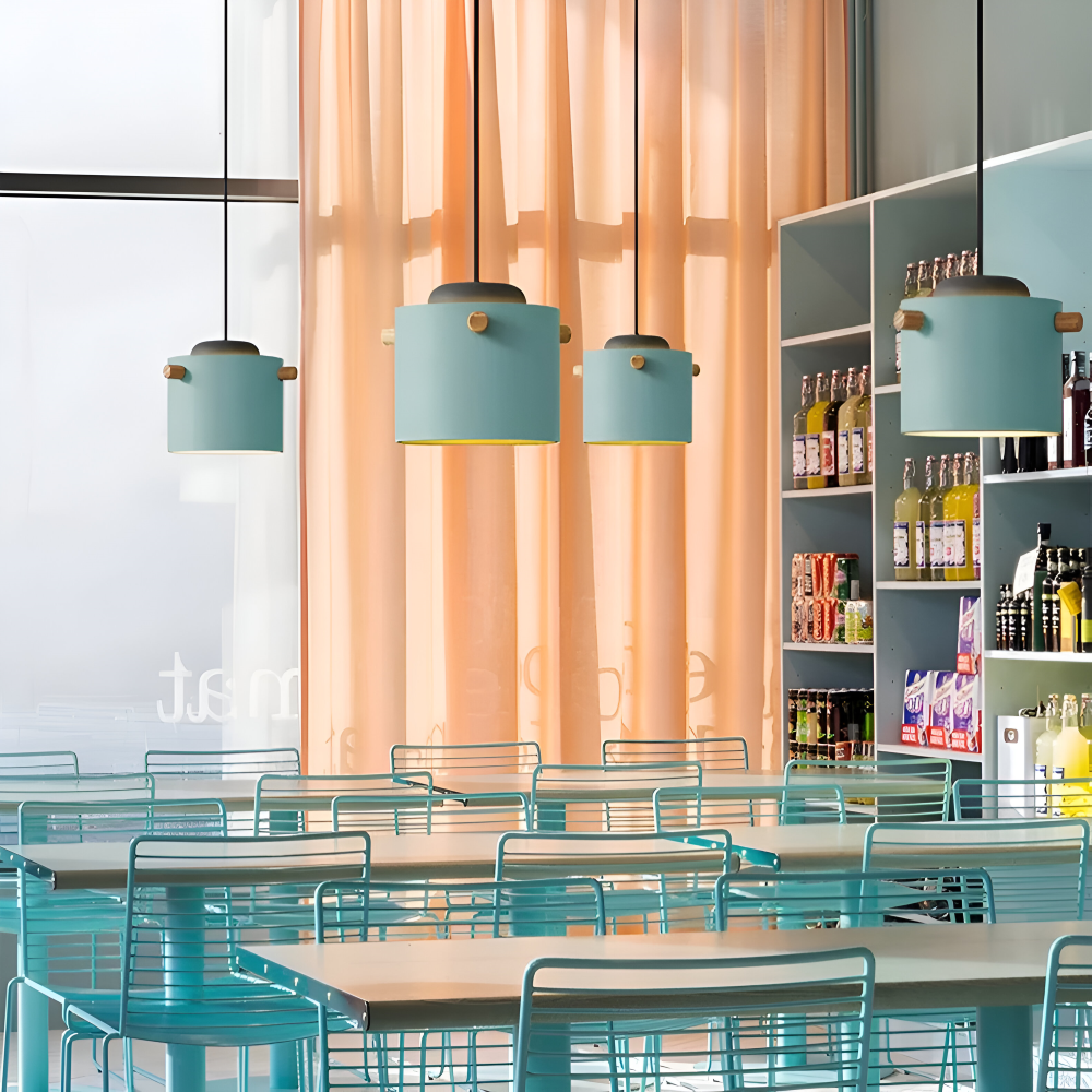 Suspension en bois et métal – design scandinave avec des couleurs