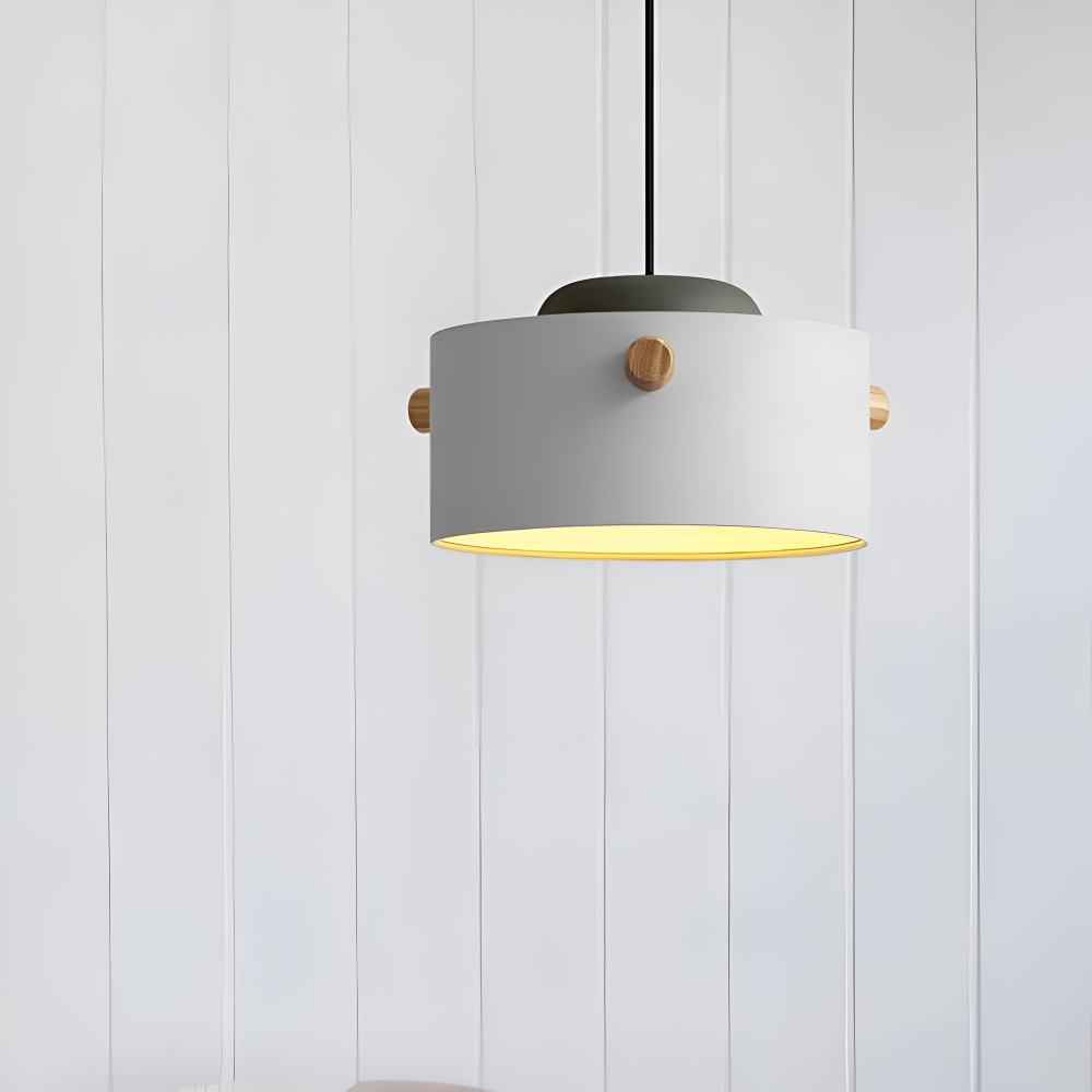 Suspension en bois et métal – design scandinave avec des couleurs