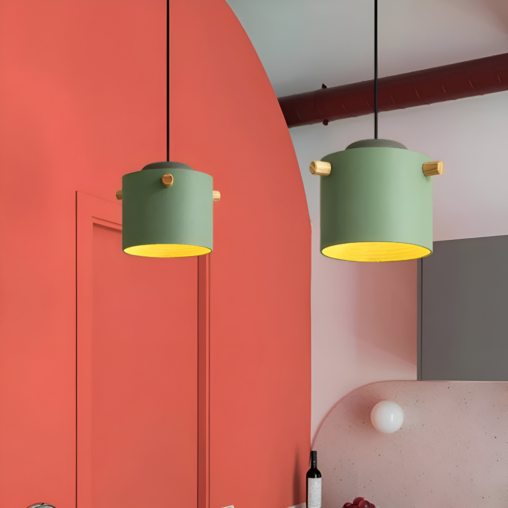 Suspension en bois et métal – design scandinave avec des couleurs