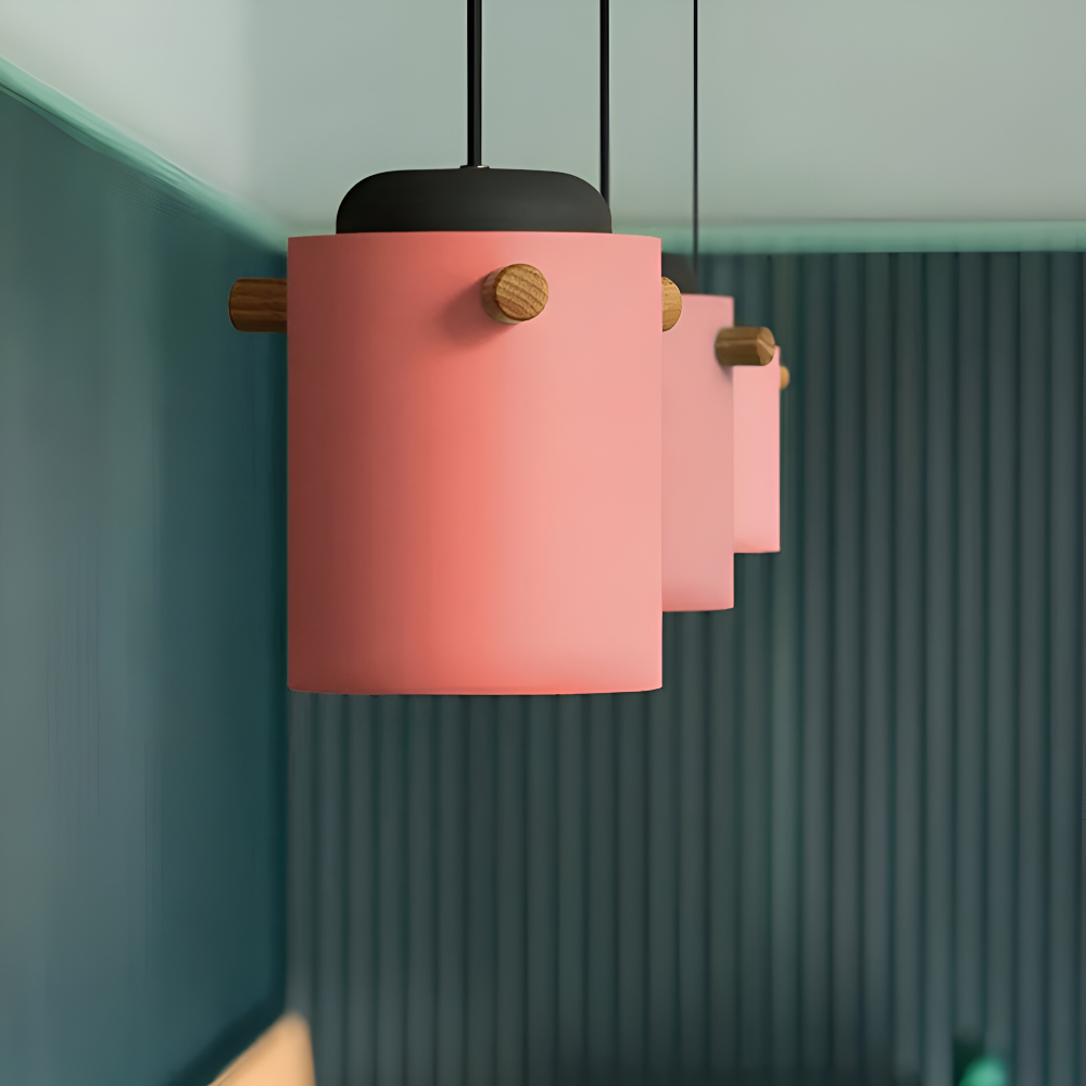 Suspension en bois et métal – design scandinave avec des couleurs