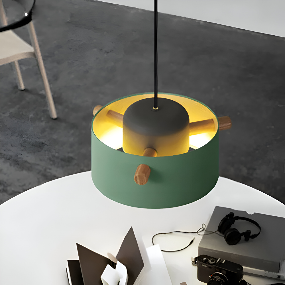 Suspension en bois et métal – design scandinave avec des couleurs