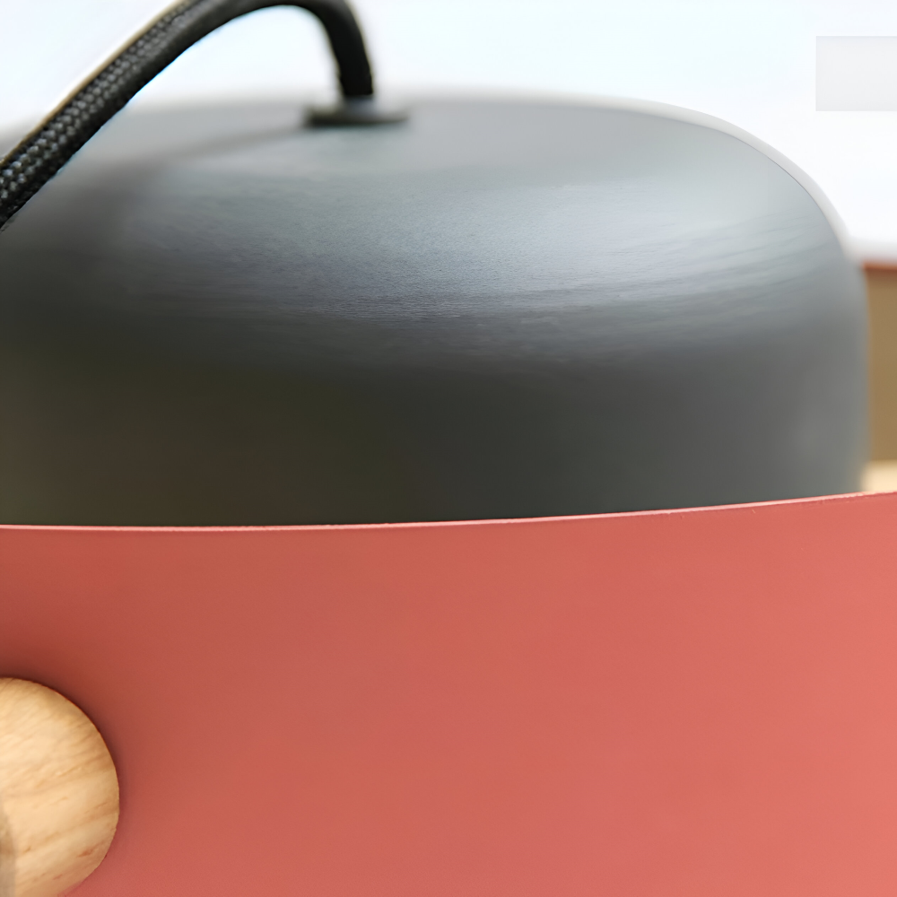 Suspension en bois et métal – design scandinave avec des couleurs