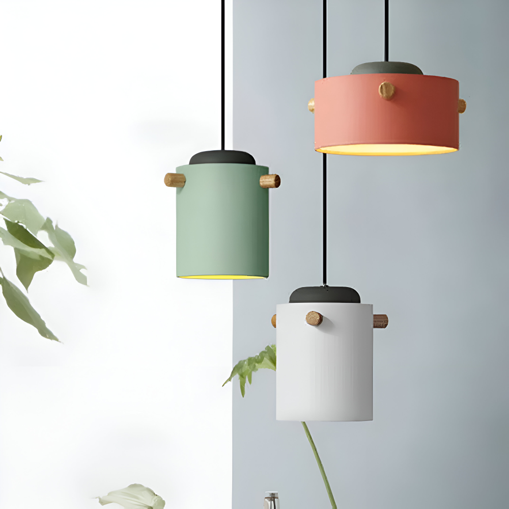 Suspension en bois et métal – design scandinave avec des couleurs