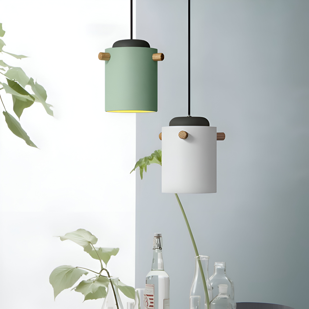 Suspension en bois et métal – design scandinave avec des couleurs