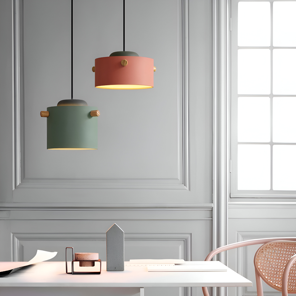 Suspension en bois et métal – design scandinave avec des couleurs