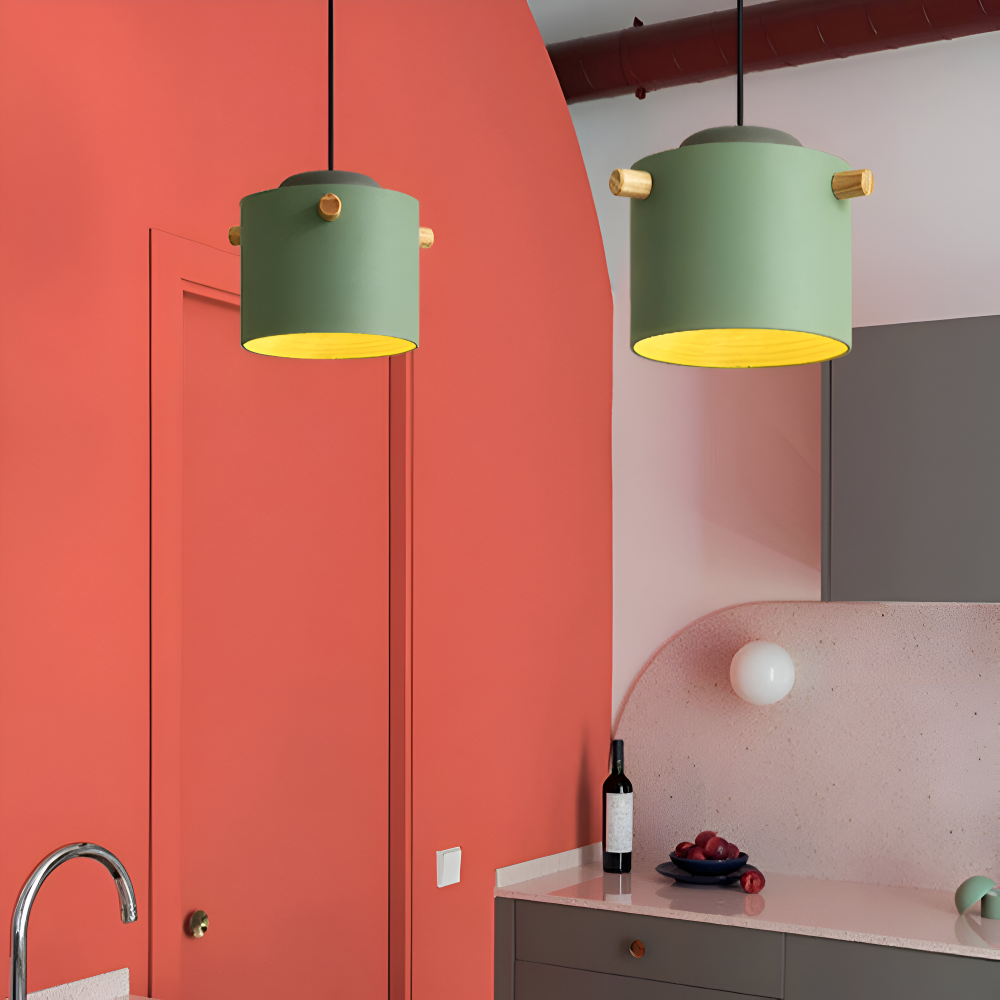 Suspension en bois et métal – design scandinave avec des couleurs