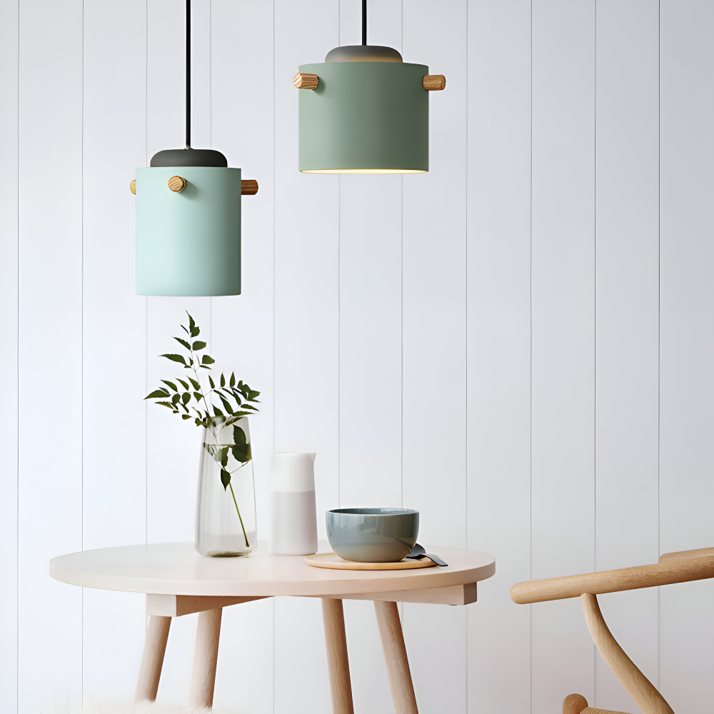 Suspension en bois et métal – design scandinave avec des couleurs