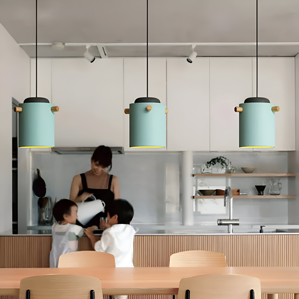 Suspension en bois et métal – design scandinave avec des couleurs