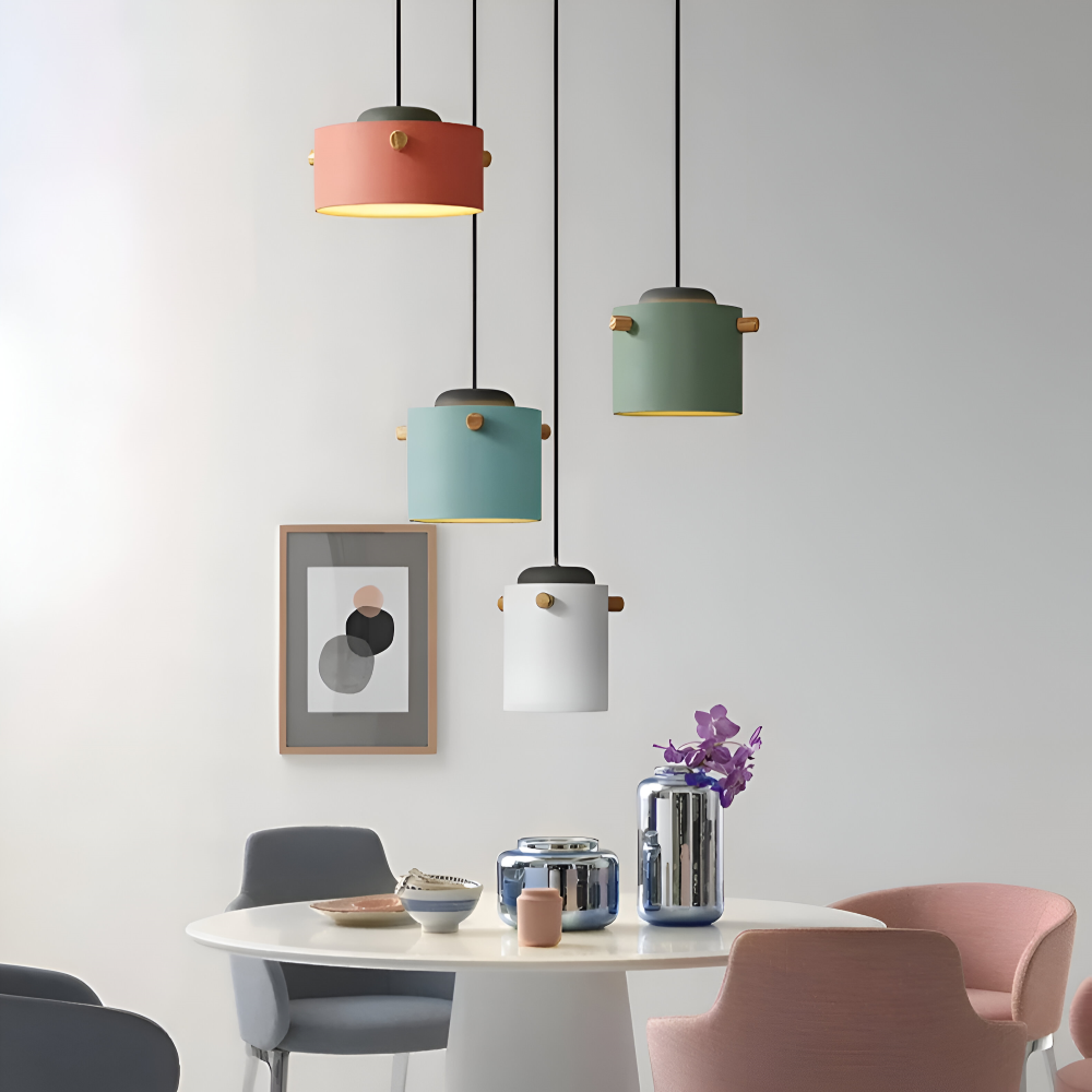 Suspension en bois et métal – design scandinave avec des couleurs