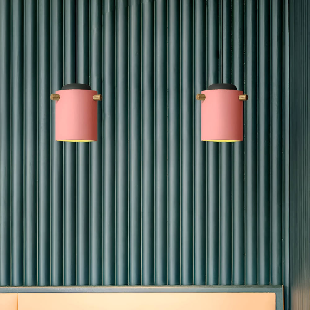 Suspension en bois et métal – design scandinave avec des couleurs