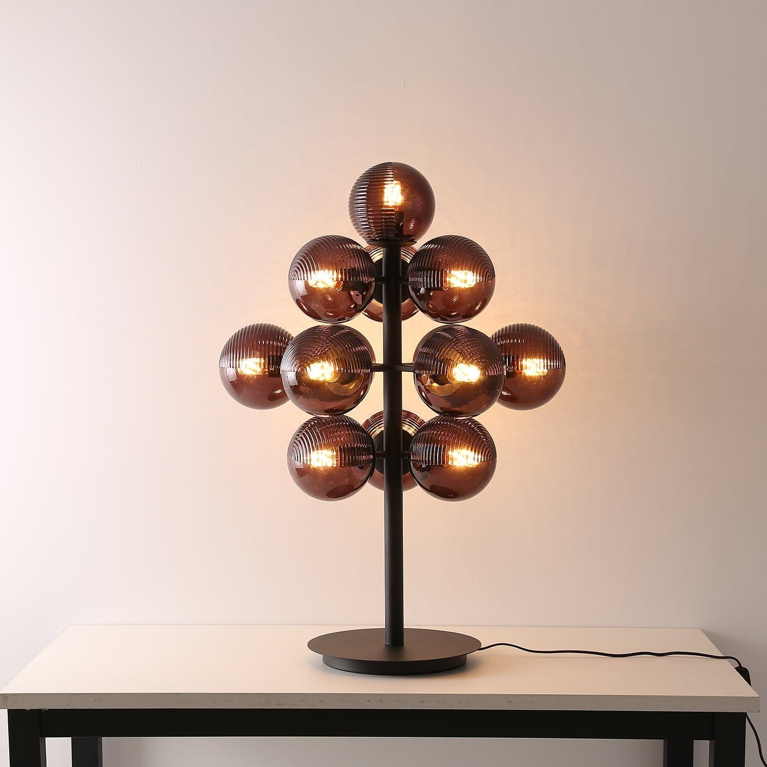 Lampe de table en métal et en verre – design élégant avec un abat-jour en forme de grappe de raisin