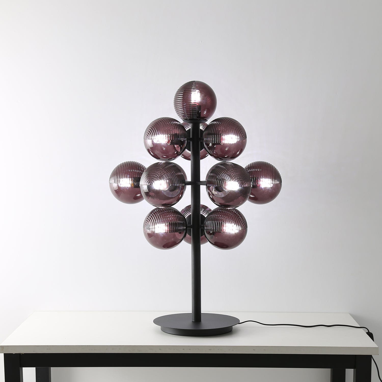 Lampe de table en métal et en verre – design élégant avec un abat-jour en forme de grappe de raisin