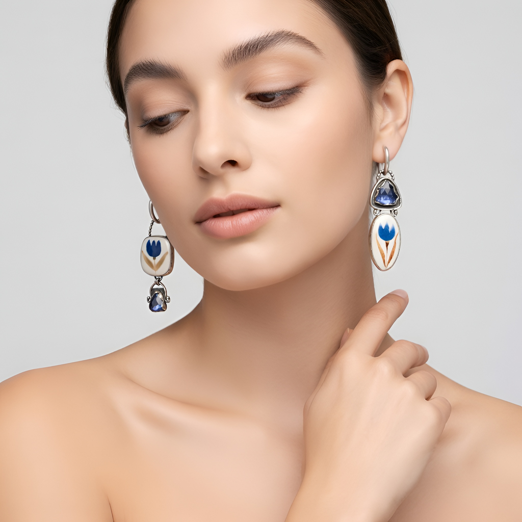 Mildred - Boucles d'oreilles pendantes à motif floral et strass