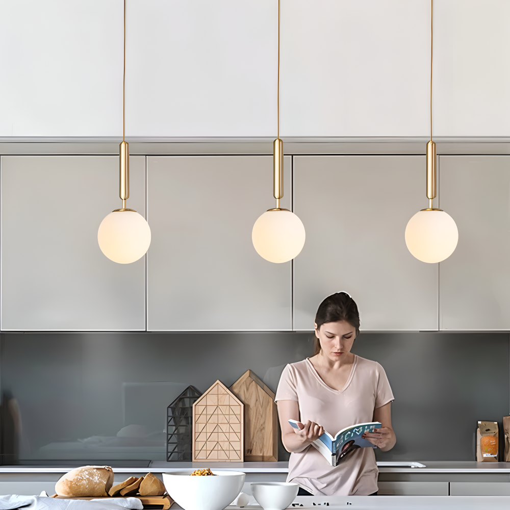 Lampe pendante en verre blanc – design nordique moderne avec lumière douce