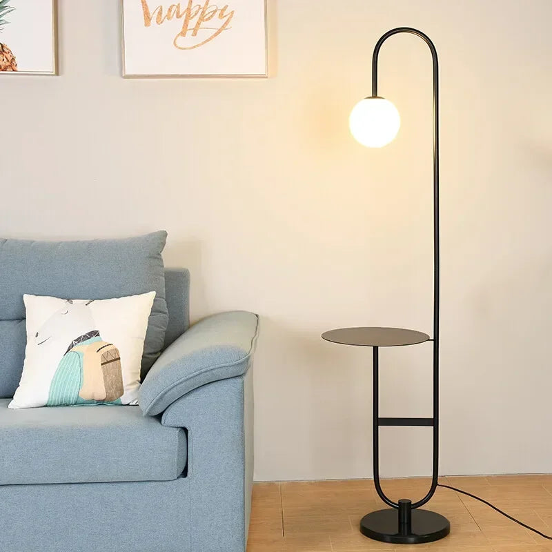 Lampe sur pied moderne avec table d'appoint intégrée