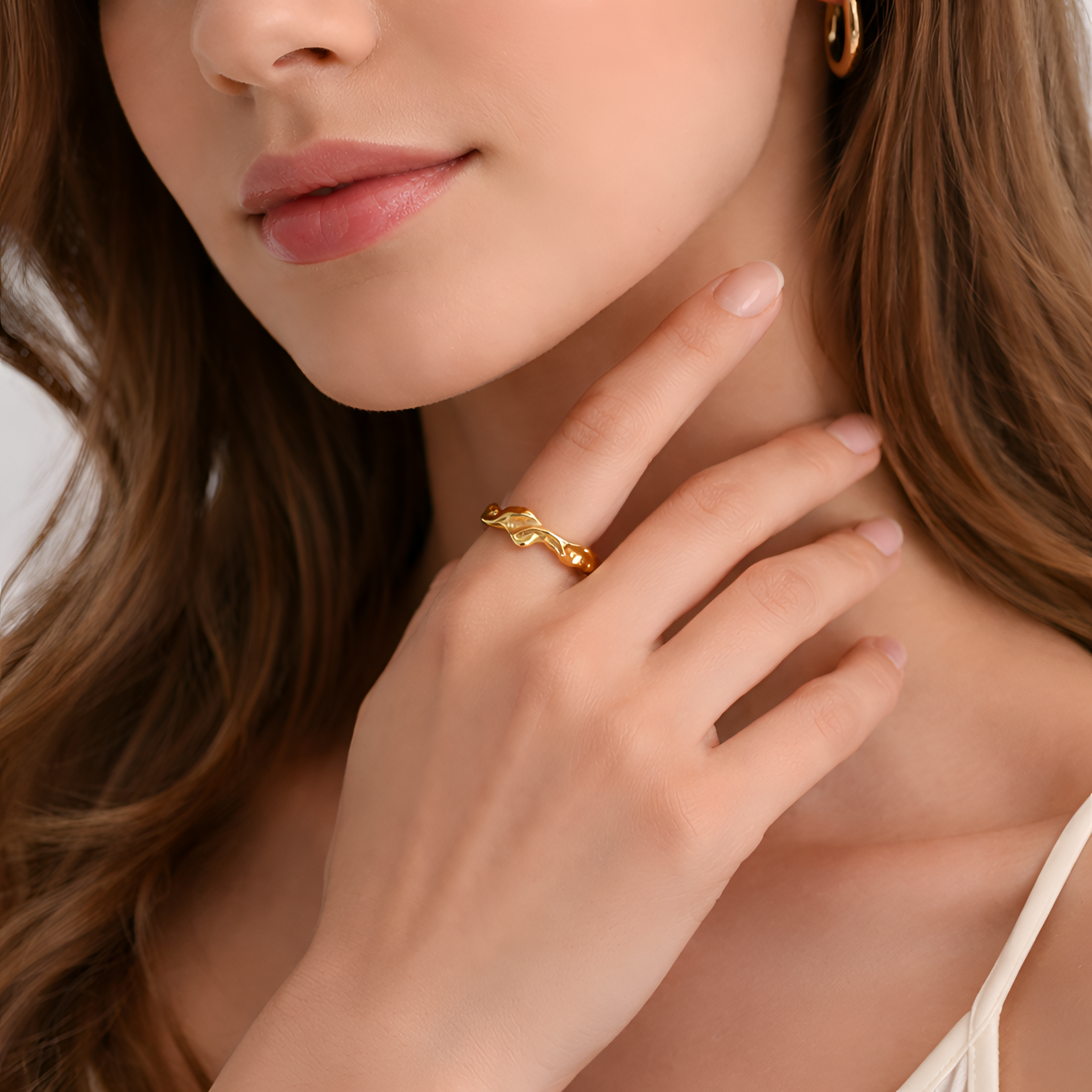 Jean - Bague minimaliste plaquée or à motif ondulé martelé pour l'index