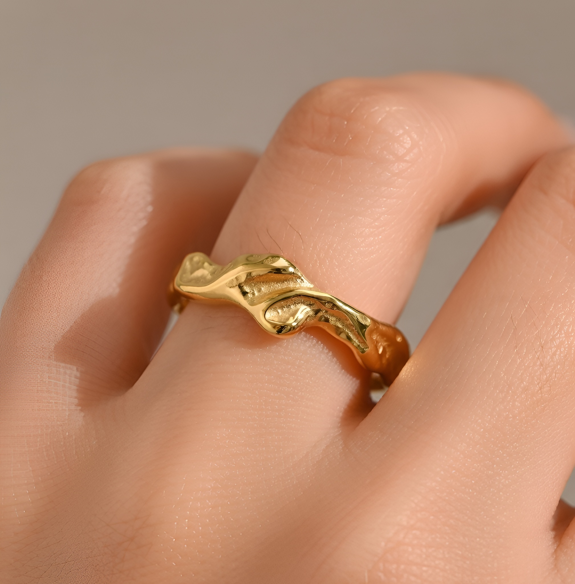Jean - Bague minimaliste plaquée or à motif ondulé martelé pour l'index