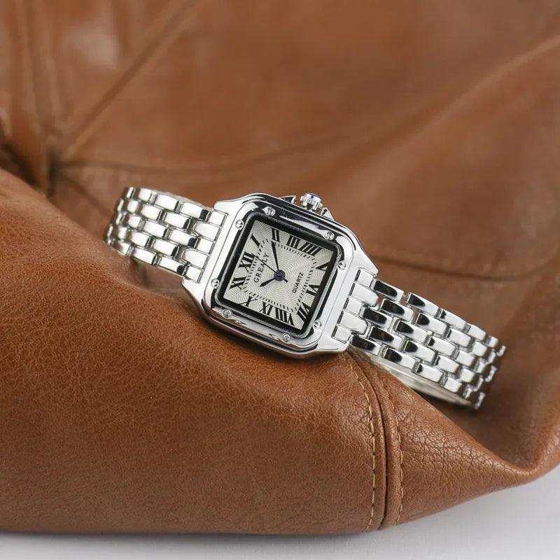 Montre femme carrée avec chiffres romains