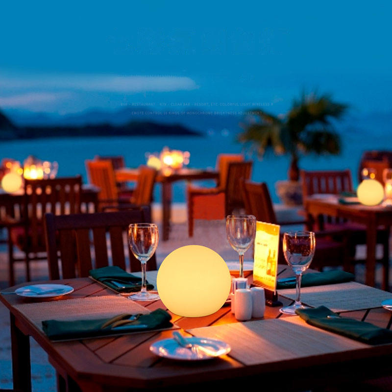 Lampe de table LED en forme de boule avec 16 couleurs – rechargeable et sans fil