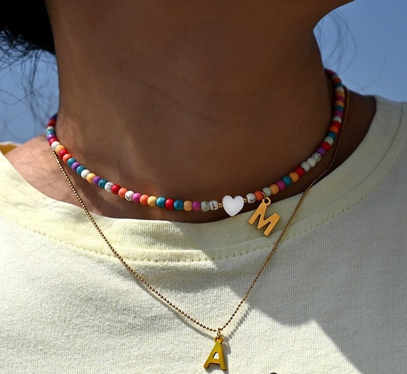 Collier en perles Sandsberg avec pendentif en lettres