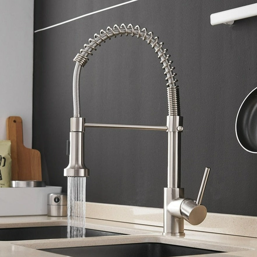 Robinet de cuisine moderne avec tête de douche à ressort extensible